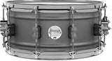 Caisse claire Pacific Drums - Concept Series 6,5x14, finition Gun Metal sur acier, accastillage en nickel noir