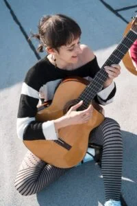 femme jouant de la guitare femme jouant de la guitare